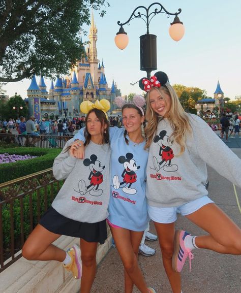 Disneyland Matching Outfits Best Friends, Group Disney Outfits, Disney Cold Outfit, Disney Outfits Friends, Disney Poses Ideas Best Friends, Disney Group Outfits, Disney Photos Ideas, Disney Outfit Inspo Summer, Disney World Friends