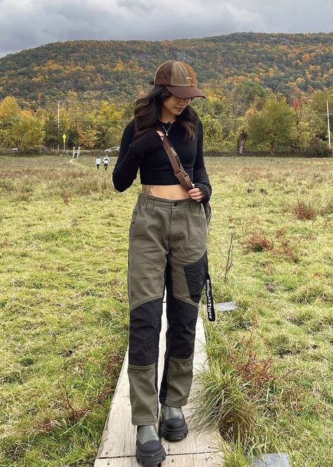 What To Wear Hiking In Hot Weather? | Comfy Aesthetic & Cute Hiking Outfit Ideas For Hot Weather | Hiking Outfits Inspo For Women & Men Cute Outfits For Mountains, Trekking Outfit For Women, Fashion Hiking Outfit, Summer Trekking Outfit Women, Travel Outfit Mountain, Trekking Outfit Ideas, Hiking Casual Outfit, Cute Trekking Outfit, Mountain Outfits Aesthetic