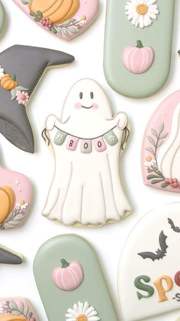 Cute Halloween Sugar Cookies, Pastel Halloween Cookies, Sugar Cookie Halloween, Creative Pastries, Halloween Decorated Cookies, Halloween Baby Birthday, Ghost Sugar Cookies, Chic Bedroom Ideas, Halloween Wreath Ideas