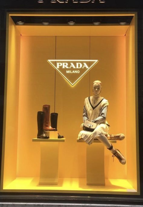 Prada Window Display, Window Display Design Fashion, Luxury Retail Store, Shoe Store Design, Retail Facade, Decoration Vitrine, Retail Store Interior Design, Clothing Store Interior, Perspective Drawing Architecture