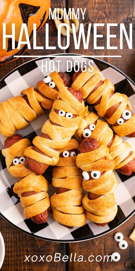 Considering this 4-ingredient Halloween dinner is so simple, you should definitely make mummy Halloween hot dogs this year. This scary hot dog snack or appetizer is great for everyone, especially the kids, since they're fun to look at and tasty to eat. If you love hot dogs, you are going to love spooky pigs in a blanket. hese cute mummy Halloween hot dogs are so much fun. With a Halloween party recipe this simple, you should definitely make scary hot dogs this year - everyone will love them! Ghost Hotdogs, Halloween Hot Dogs, Halloween Mummy Dogs, Hot Dog Crescent Rolls, Halloween Hotdogs, Fun Halloween Snacks, Mummy Hot Dogs, Easy Halloween Party Food, Mummy Dogs