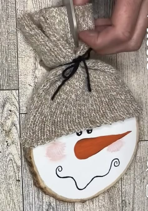 Snowman On Wood Slices, Snowman Wood Slices, Wood Slice Snowman Ornament, Wood Slice Snowman, Diy Snowmen, Log Snowman, Crafts Snowman, Snowmen Ideas, Christmas Crafts Snowman