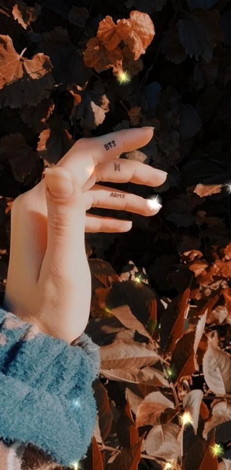 Tato Bts, Tattoo Ideas For Men Back, Minimalist Tattoo Back, Tattoo Ideas Female Finger, Finger Tattoo Minimalist, Tattoo Ideas Flower, Drawing Tattoo Ideas, Tattoo Patchwork, Tattoo Bts