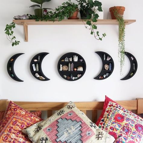 A cool phases of moon wall shelf in black with geodes is a very lovely home decor idea Crystal Display Ideas Decor, Shelf For Crystals, Crystal Display Shelf, Moon Shelf, Moon Wall Decor, Wood Moon, Feng Shui House, Crystal Display, Home Decor Idea