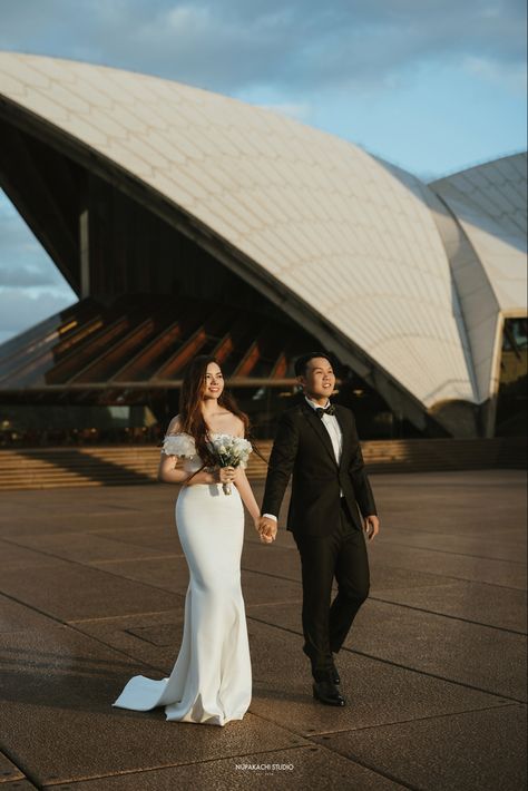 #prewedding #preweddingsydney #sydney Prewedding Pose, Wedding Sydney, Couple Shoots, Wishlist 2024, Engagement Pictures Poses, Harbour Bridge, Engagement Inspo, Pictures Poses, Pre Wedding Photoshoot