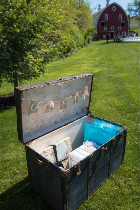 Old Trunk Wedding Decor, Wedding Keepsake Trunk, Wedding Trunk, Bridal Trunk, Wedding Chest, Antique Blanket Box Toy Box, Wedding Keepsake Boxes, Gift Table Wedding, Gift Favors