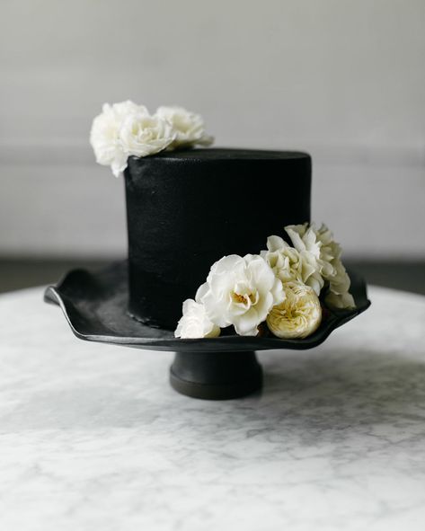 Understated Elegance: Modern Macramé + Matte Black Wedding Inspiration - Green Wedding Shoes Black Single Tier Cake, Wedding Cake Minimalist, Single Tier Cake, Big Wedding Cakes, Small Wedding Cakes, Black Cake, Black Wedding Cakes, Classic Wedding Cake, Cake Aesthetic