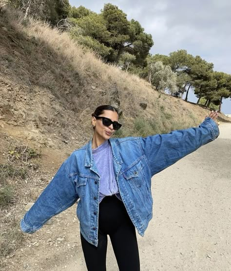 Seattle Fits, Casual Denim Jacket Outfit, Oversized Denim Jacket Outfit, Clothes Capsule, Oversize Denim Jacket, Classic Fits, Minimalist Wardrobe Capsule, Casual Oufits, Outfit Oversize