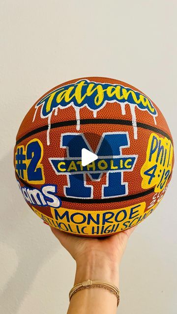 Painted Volleyball Ideas, Painted Basketball Ideas, Painted Basketball, Basketball Crafts, Basketball Room Decor, Basketball Painting, Customized Basketball, Basketball Senior Night, Ball Painting