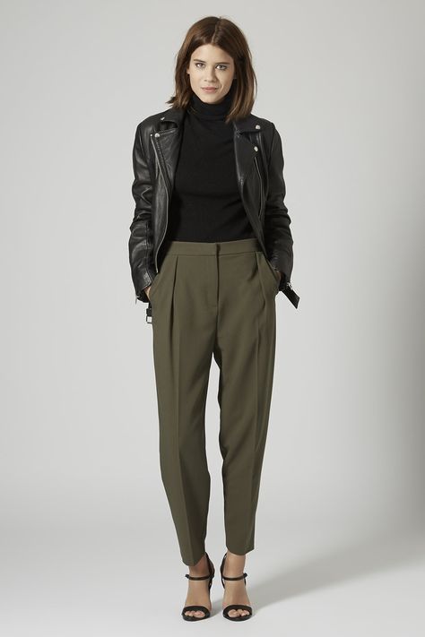 Pegged Trousers Outfit, Tapered Leg Pants, Tapered Trousers Woman, Peg Trousers Outfit, Pegged Pants Outfit, Tapered Trousers Outfit, Pegged Trousers, Peg Leg Trousers, Peg Trousers