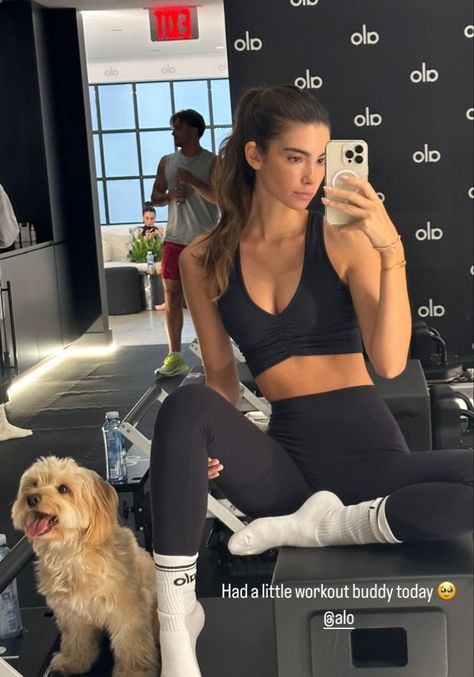 insta: cindymello Alo Girl Aesthetic, Gym Outfit Girl, Fitness Era, Active Fits, Alo Yoga Outfit, Ootd Gym, Gym Ootd, Gym Sets, Pilates Outfit