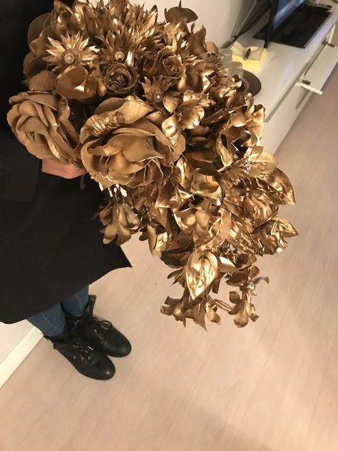 Golden wedding Bouquet #gold #wedding #flowers #weddingbouquetgold  #bouquet Gold Flower Bouquet, Gold Wedding Flowers, Golden Wedding, Gold Flowers, Flower Arrangement, Wedding Bouquet, Gold Wedding, Bridal Bouquet, Flowers Bouquet