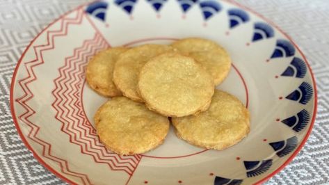 You will need only 3 ingredients to make these delicious cookies: butter, flour, and Parmesan cheese. They're perfect to nibble on with a glass of wine. Parmesan Cookies, Savoury Crackers, Truffle Salt, Homemade Crackers, Truffle Oil, Cracker Recipes, Easy Dinner Ideas, Glass Of Wine, 3 Ingredient