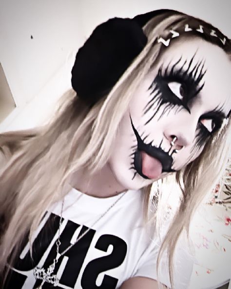 Corpse Makeup Metal, Corpse Paint Woman, Female Corpse Paint, Emo Face Paint, Corpse Makeup Black Metal, Corps Makeup, Corpse Paint Girl, Corpse Paint Ideas, Nu Metal Makeup