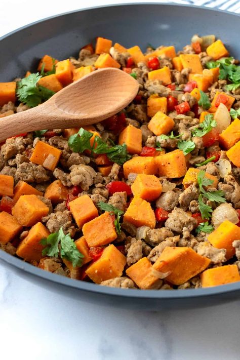 Sweet Potato Turkey Hash - Fresh Apron Turkey Hash, Sweet Potato Hash Recipe, Easy Meals For One, Turkey Breakfast, Breakfast Hash, Stuffed Sweet Potato Healthy, Potato Hash, Healthy Turkey, Sweet Potato Hash