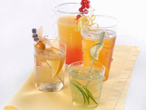 Con succhi di frutta, ginger beer, soft drink ma... senza alcol: i cocktail analcolici sono di tendenza! Ecco cosa ordinare o preparare per l'aperitivo. Gin Tonic, Ginger Beer, Mocktails, Vodka, Ginger, Beer