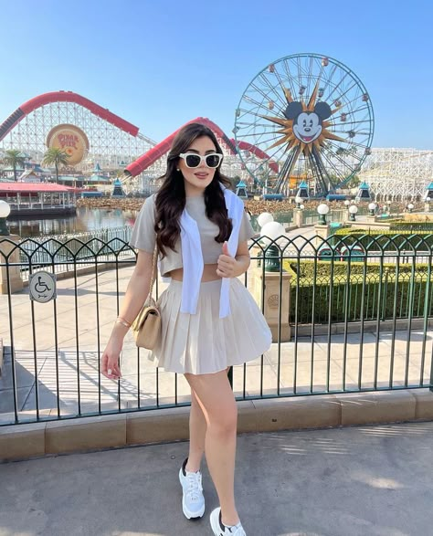 Disney Outfits Women Summer, Disney Fashion Outfits, Amusement Park Outfit, Disney Poses, Disney Outfits Women, Outfits Paris, Disney Paris, Disney World Outfits, Disneyland Outfits