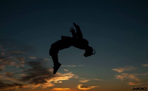 Guy Doing Backflip, Female Parkour Aesthetic, Backflip Aesthetic, Backflip Pose, Acrobatics Aesthetic, Parkour Aesthetic, Fallen Angel Aesthetic, Boys Gymnastics, Maximum Ride