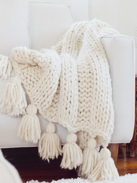 FREE chunky knit blanket pattern. Knit a blanket in a weekend! Easy beginner pattern! Knit A Blanket, Chunky Knit Blanket Pattern, Knit Blanket Pattern, Chunky Yarn Blanket, Blanket With Tassels, Diy Knit Blanket, White Couch, Knitting Patterns Free Blanket, Blanket Diy