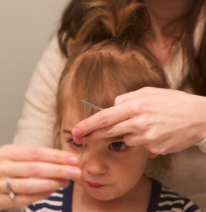 How to trim toddlers bangs Toddler Hairstyles Girl With Bangs, Bangs On Girls Kids, Toddler Girl Bangs Hairstyles, Toddler Bob With Bangs, How To Cut Toddler Bangs, How To Curl Toddler Hair, Toddler Bangs, Baby Girl Haircuts, Toddler Girl Haircut