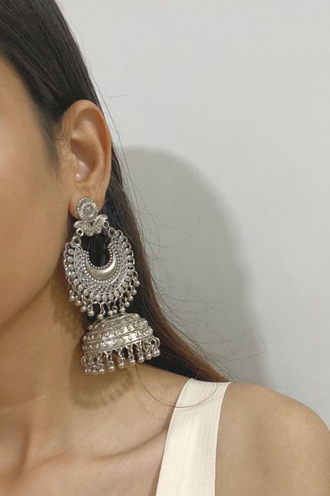 Oxidised Jhumka, Vintage Indian Jewelry, Chand Bali, Earrings Aesthetic, Fancy Jewellery Designs, Fits Aesthetic, Self Portrait Poses, Indian Jewelry Sets, Traditional Earrings