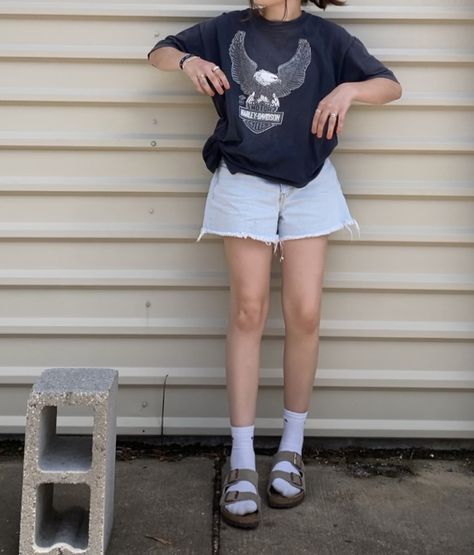 Birkenstocks With Jorts, Birkenstocks Arizona Outfit, Birkenstock Outfit Dress, Birkenstock Outfit Aesthetic, Arizona Birkenstock Outfit, Birkenstock Arizona Outfit, Birkenstock Fit, Birkenstocks Outfits, Birkenstock Outfit Summer