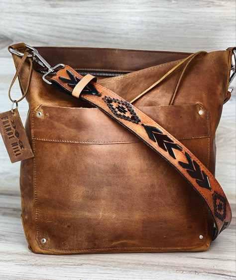 Leather bag. Western bag. Fringe bag. Cowgirl. Bohowestern. Boho bag. Handbag. Western handbag. Rodeo fashion. Western Purses And Handbags, Country Purses, Cowhide Accessories, Western Bags Purses, Western Bags, Boho Leather Bags, Western Bag, Leather Hides, Western Purses