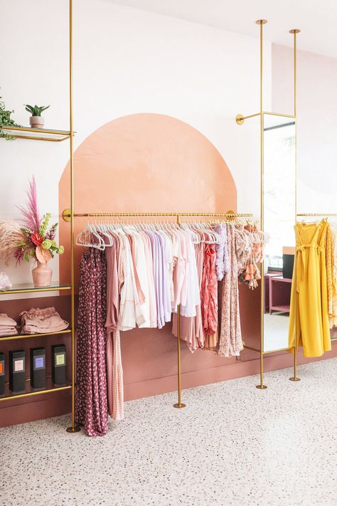 Small Clothing Store Interior Shops, Fitting Room Aesthetic, Small Botique Interiors Ideas, Boutique Design Ideas, Clothing Boutique Interior Design, Wallpaper Boutique, Boutique Layout, Fashion Store Design, Retail Store Interior Design