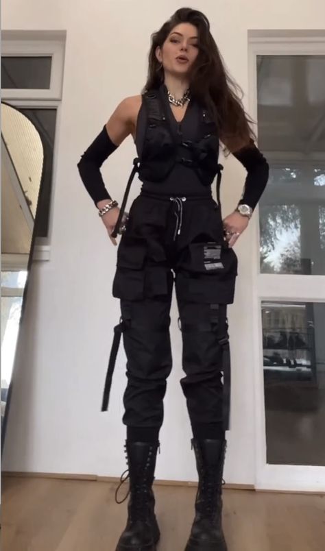 Hunger Games Outfits, Techwear Women, Spy Outfit, Badass Outfit, Techwear Outfits, Super Hero Outfits, Edgy Outfits, Character Outfits, Pretty Dresses