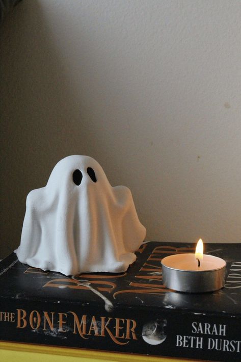 Ghost Room Decor, Ghost Trinket Dish, Clay Ghost Diy, Concrete Ghost, Pottery Ghost, Ghost Figurines, Styl Goth, Ghost Ceramic, Halloween Figurine