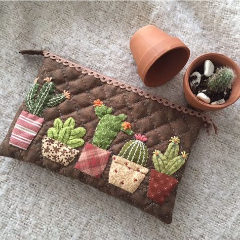 @asununeli: “🌵💚🌵Elişi #elemeği #patchwork #quilting #quiltdesign #applique #crossstitch #artquilt #quilter…” Pochette Diy, Patchwork Quilting Designs, Patchwork Purse, Ornaments To Make, Japanese Patchwork, Applique Quilting, Fabric Purses, Small Sewing Projects, Patchwork Quilting