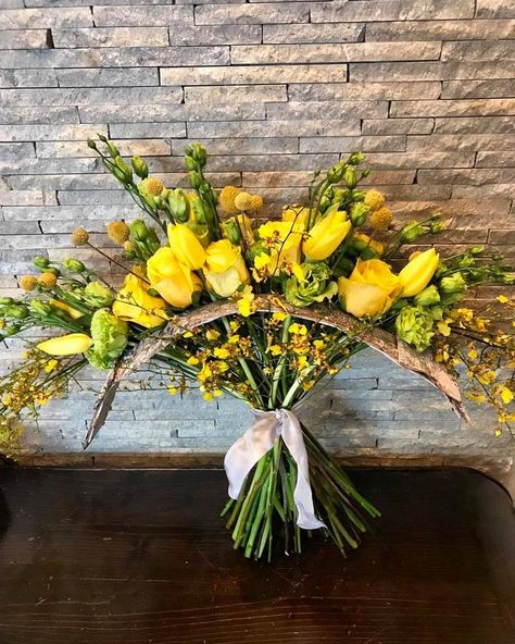 Bouquet Structure, Yellow Green Flowers, Yellow And Green Flowers, Large Flower Arrangements, Home Floral Arrangements, Cut Flower Garden, Wood Structure, Bride Bouquets, Yellow And Green