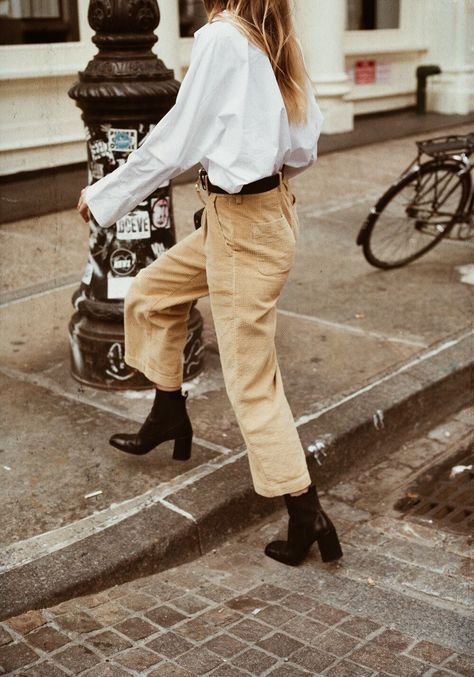 Blog Description Here Style Inspiration Street, Street Style Vintage, Look Zara, Walking Down The Street, Chic Blouses, Looks Street Style, Winter Trends, Mode Inspo, Looks Chic