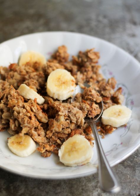 A healthy make-ahead power breakfast: Peanut Butter Banana Baked Oatmeal to help start your day off right. Just reheat and eat! Packed with chia seeds. for omega 3s and extra fiber. Oatmeal With Chia Seeds, Peanut Butter Banana Baked Oatmeal, Banana Baked Oatmeal, Power Breakfast, Ambitious Kitchen, Free Power, Clean Eating Breakfast, Oatmeal Breakfast, Baked Goodies