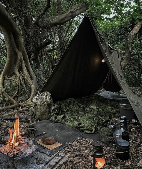 Outdoor Survival Style Survivalist Aesthetic, Rules Of Survival, Bushcraft Shelter, Diy Tent, Bushcraft Skills, Camping Inspiration, Wild Camp, Camping Camper, Camping Photography