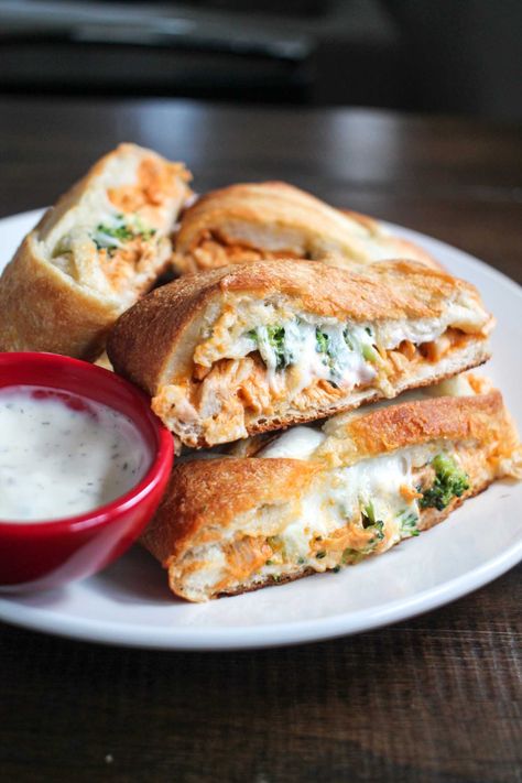 A simple recipe for a cheesy and spicy buffalo chicken calzone that can be made in 30 minutes. It is the perfect easy appetizer or lunch recipe. Buffalo Chicken Calzones, Chicken Calzone Recipe, Buffalo Chicken Calzone, Calzone Recipe Easy, Chicken Calzone, Spicy Buffalo Chicken, Calzone Recipe, Easy Baked Chicken, Wrap Sandwiches