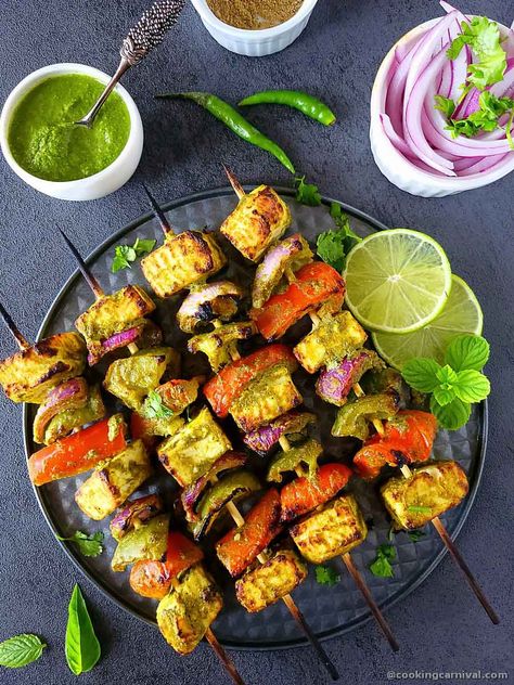 Hariyali Paneer Tikka - Cooking Carnival Paneer Tikka Plating Ideas, Paneer Kebab, Hariyali Paneer Tikka, Shahi Paneer Photography, Achari Paneer Tikka, Chicken Kadai Recipe, Paneer Pizza, Grilled Paneer, Paneer Dishes