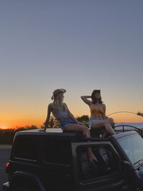 Best Friend Road Trip Aesthetic, Grad Trip Aesthetic, Pch Road Trip Aesthetic, Road Trip With Boyfriend Aesthetic, Bestie Road Trip Aesthetic, Summer Road Trip Aesthetic Friends, Usa Road Trip Aesthetic, Road Trip With Bestie, Bestie Road Trip