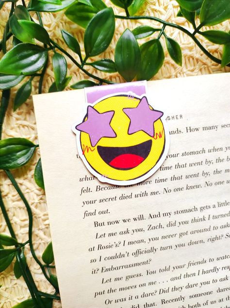 Smiling Face with Stars Magnetic Bookmark This is the perfect gift for book and reading lovers! Use it on your diary, magazines, books, journals... Handmade. I cut to size the bookmarks personally, cut and glue the magnet. ITEM DETAILS: - 200 gsm card - 80gsm premium matte paper - Glossy film protection - Craft insides SIZE: 5x4.8cm appx (closed) Emoji Bookmarks, Cut And Glue, Face Emoji, Magnetic Bookmarks, Smiling Face, Cute Stationery, Gifts For Readers, Happy Face, Smile Face