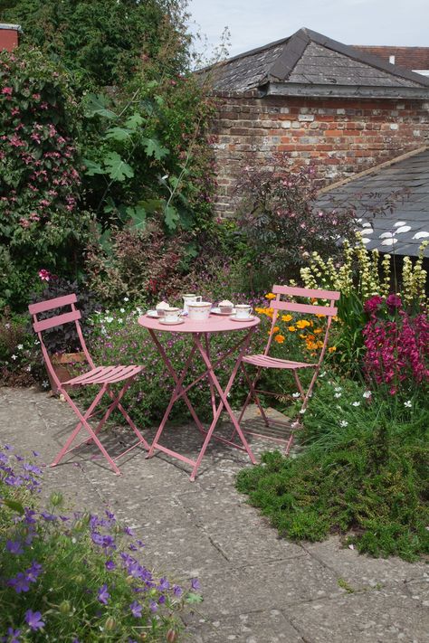 Garden Ideas Uk, Cottage Patio, Small Courtyard Gardens, Small Patio Garden, Small Courtyards, Garden Aesthetic, Wildflower Garden, Flowers Wallpaper, Small Garden Design