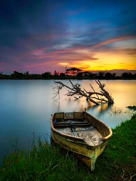 Boat at sunset . Source plus.google.com Art App, Boat Art, Body Of Water, Airbrush Art, Calm Water, Most Beautiful Cities, Beautiful Places In The World, Beautiful Nature Pictures, Beautiful Sunset