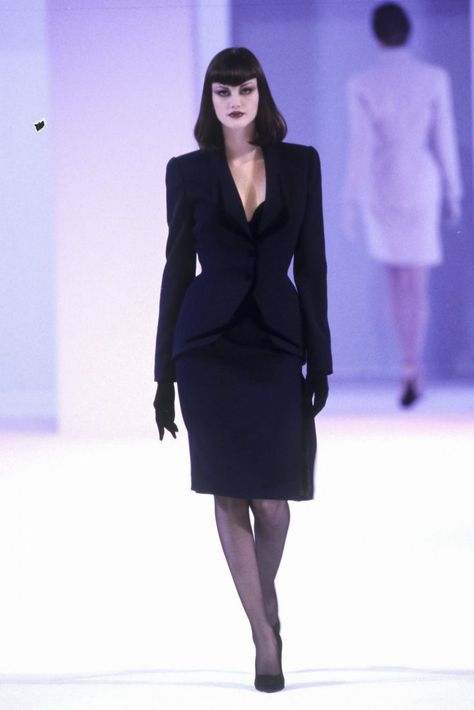 Thierry Mugler - Fall 1998 RTW Thierry Mugler 90s, 19s Fashion, Mugler 90s, Nanny Outfit, Stylish Business Outfits, 90s Runway, 90s Runway Fashion, Dark Grunge, Thierry Mugler