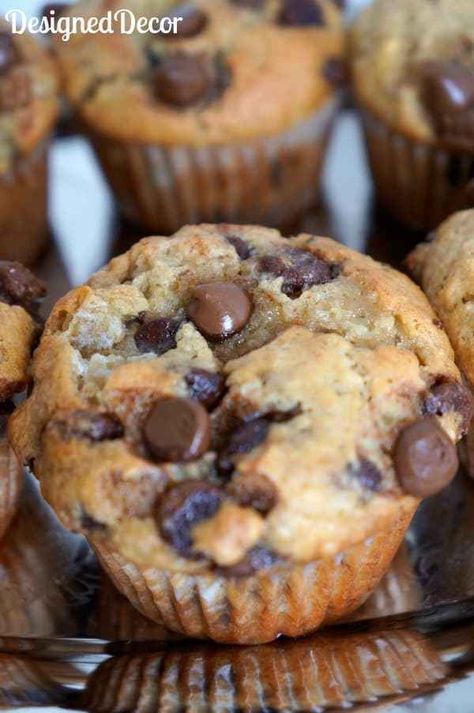 Muffins Chocolate Chip, Chocolate Chip Banana Muffins, Banana Muffins Recipe, Banana Muffin Recipe, Chocolate Chip Banana, Banana Chocolate Chip Muffins, Dessert Aux Fruits, Banana Chocolate, Banana Chocolate Chip