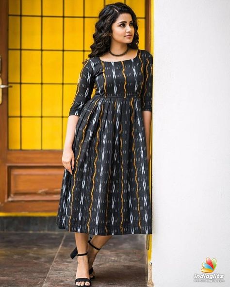 Anupama Parameshwaran Anupama Parameswaran Hd Images, Photography Stills, Frock Models, Simple Kurta, Kalamkari Dresses, Ikkat Dresses, Cotton Short Dresses, Photo Posing, Tenun Ikat