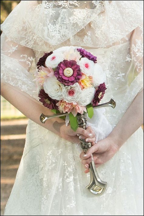 A Lord of the Rings meets Harry Potter wedding as seen on @offbeatbride #harrypotter #lotr #weddings Ffxiv Wedding, Dnd Wedding, Pink Gold Wedding Rings, Fasting Ideas, Lotr Wedding, Wedding Fairytale, Pirate Wedding, Nerd Wedding, Geeky Wedding