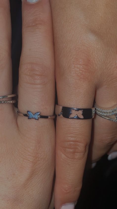 Matching Friend Rings, Friendship Rings Aesthetic, Best Friend Necklaces For 2 Aesthetic, Matching Earrings Friends, Bff Jewelry For 2 Rings, Friendship Rings For 3 Bff, Bsf Rings, Friendship Rings For 2 Best Friends, Matching Necklaces Aesthetic