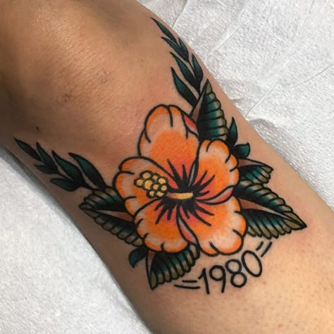 Hawaiian Knee Tattoo, Flower Sleeve Tattoo Filler, Traditional Tattoo Inspiration Women, Lilly Tattoo Traditional, Hibiscus Traditional Tattoo, Tropical Knee Tattoo, Plumeria Tattoo Traditional, Poly Tattoo, American Traditional Hibiscus Tattoo