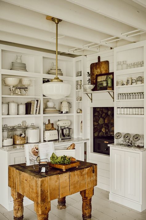 Tiny French Kitchen, Bookshelves In Kitchen, Rustic Kitchen White, Vintage Looking Kitchen, Cafe Style Kitchen, Small French Kitchen, Kitchen Built Ins, Liz Marie, French Country Kitchens