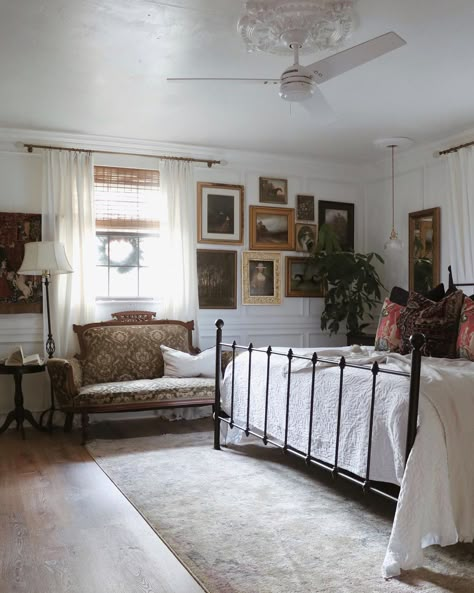 Interior Victorian Modern, 19th Century Bedroom Aesthetic, English Bedroom Classic, Layered Bedroom, Modern Vintage Bedroom, Vintage Bedroom Styles, Timeless Bedroom, Antique Bedroom, Cottagecore Home