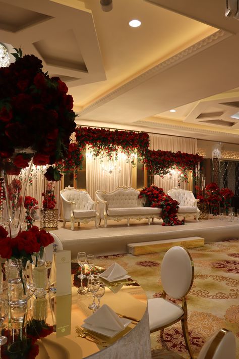 Red Rose Stage Decoration, Red And White Wedding Venues, Barat Decoration Ideas, Red Reception Decorations, Pakistani Baraat Decor, Wedding Red Theme Decor, Asian Wedding Dress Red, Pakistani Wedding Decoration Barat, Red Wedding Stage Decor